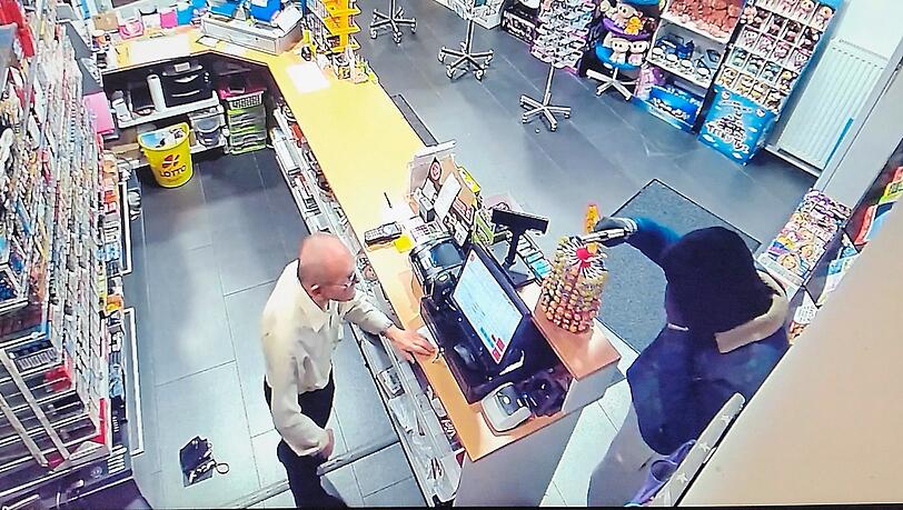 Der Senior-Chef des Lotto- und Schreibwarengeschäfts in der Josef-Frankl-Straße schaut direkt in die Mündung der Waffe. Der Senior-Chef des Lotto- und Schreibwarengeschäfts in der Josef-Frankl-Straße schaut direkt in die Mündung der Waffe.