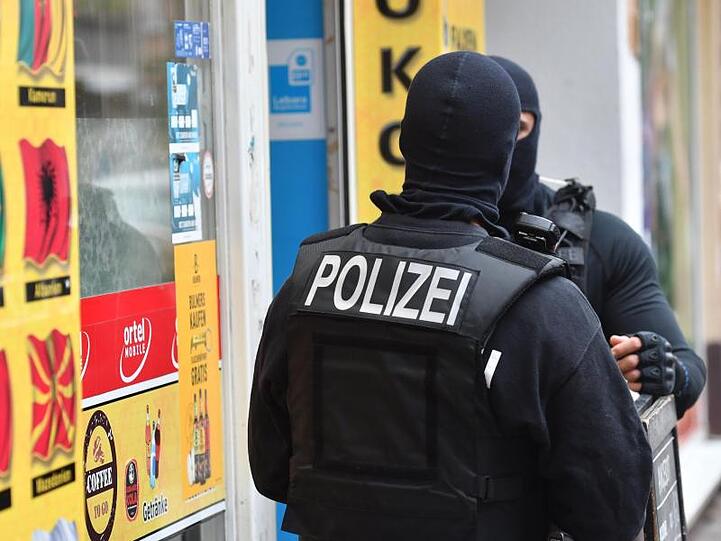 Einsatzkräfte stehen bei einem Einsatz in Berlin-Neukölln. - Bei einer Konferenz beraten Experten in der Bundeshauptstadt über Strategien gegen kriminelle Mitglieder von arabischstämmigen Clans.