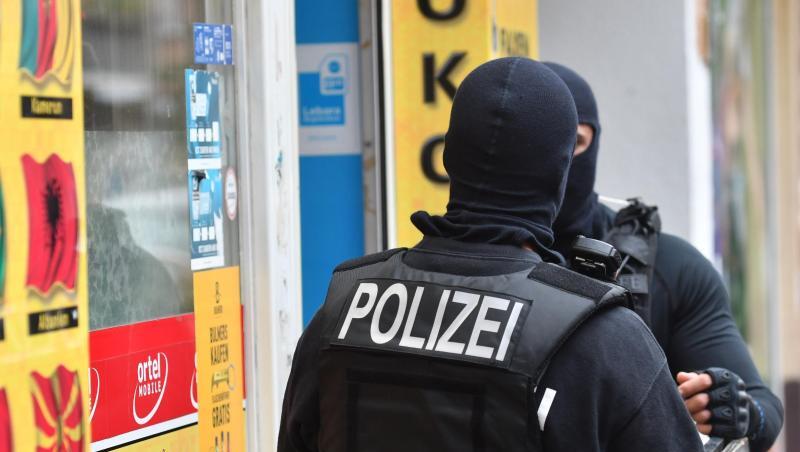 Einsatzkräfte stehen bei einem Einsatz in Berlin-Neukölln. - Bei einer Konferenz beraten Experten in der Bundeshauptstadt über Strategien gegen kriminelle Mitglieder von arabischstämmigen Clans. Einsatzkräfte stehen bei einem Einsatz in Berlin-Neukölln. - Bei einer Konferenz beraten Experten in der Bundeshauptstadt über Strategien gegen kriminelle Mitglieder von arabischstämmigen Clans.
