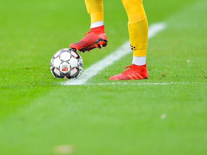 Ein Fußball-Spiel. Foto: Uwe Anspach/dpa/Archivbild