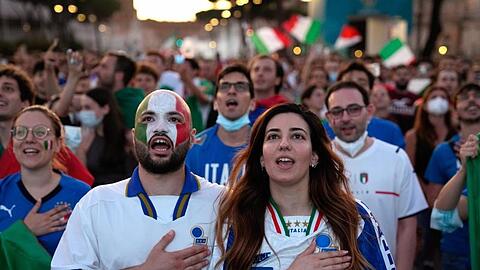 Die italienischen Fans hoffen auf einen weiteren Erfolg ihrer Fußball-Nationalmannschaft.