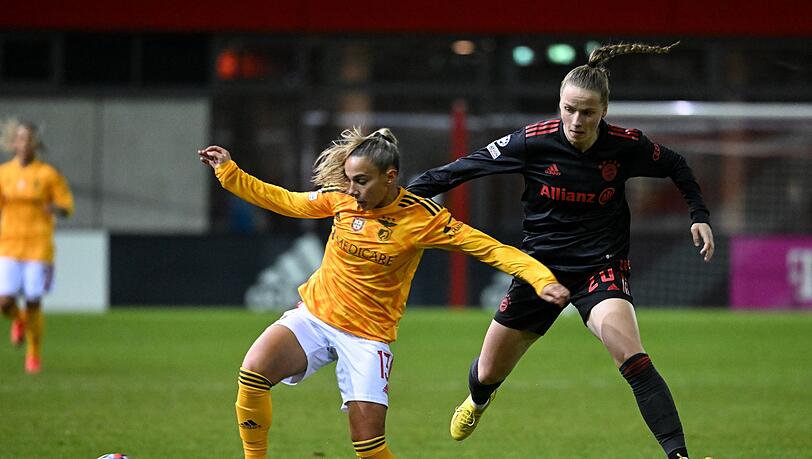 Franziska Kett (r) von München und Lucia Alves von Lissabon kämpfen um den Ball.