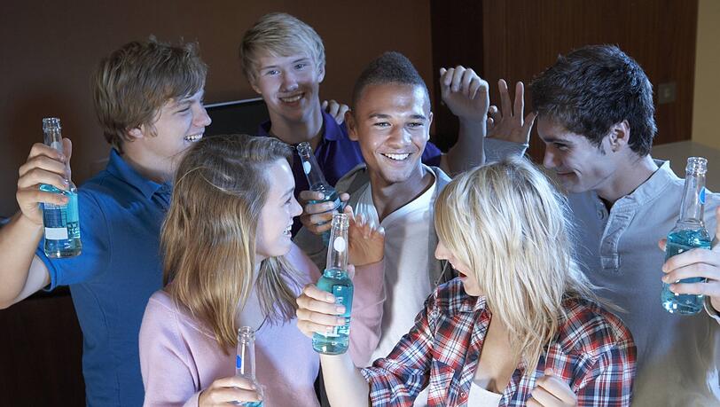 Auf Partys ist das Risiko besonders hoch, gepanschte Drogen angeboten zu bekommen, sagt ein Experte.