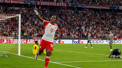 Er trifft schon wieder: Mathys Tel gegen Manchester United.