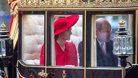 Prinzessin Kate und Prinz William in einer Kutsche während eines anderen Staatsbesuchs.