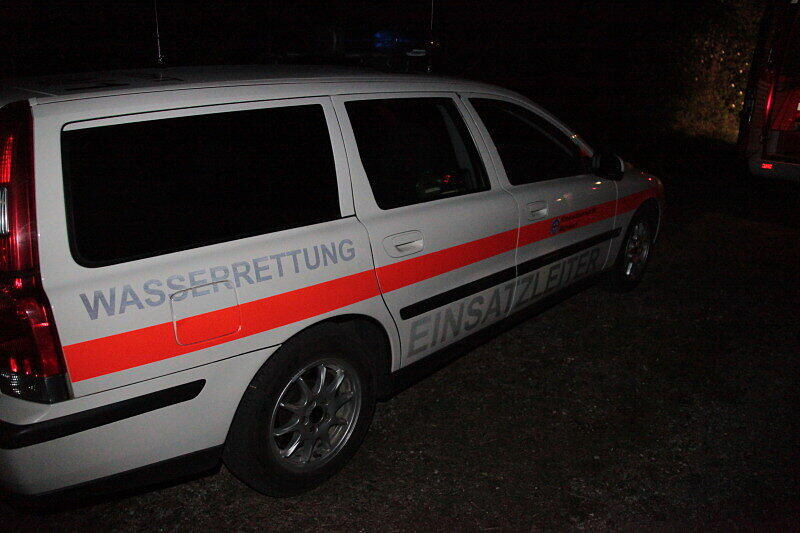 Feuerwehr und Wasserwacht retteten die Rehe aus dem wWsser und brachten sie zum Aufwärmen in eine Scheune.