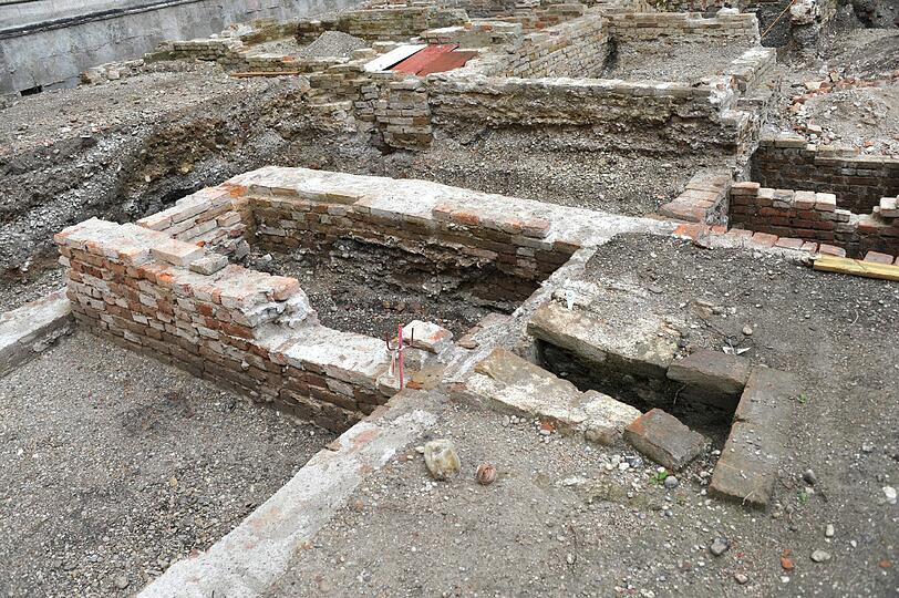 Von wegen dreckiges Mittelalter: Die Bewohner hatten hier sogar ein Badehaus, dessen Reste hier zu sehen sind.
