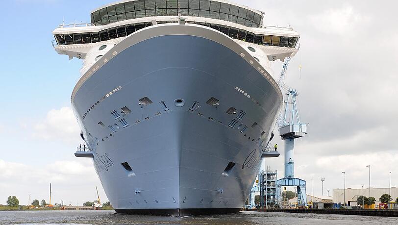 Die "Quantum of the Seas" liegt still: Vor der Werft ist zu wenig Wasser. Die "Quantum of the Seas" liegt still: Vor der Werft ist zu wenig Wasser.