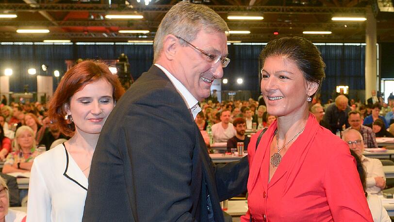 Da war noch alles gut: Die Partei-Vorsitzenden Katja Kipping (links) und Bernd Riexinger begrüßen die Fraktionsvorsitzende der Partei Die Linke im Bundestag, Sarah Wagenknecht. Da war noch alles gut: Die Partei-Vorsitzenden Katja Kipping (links) und Bernd Riexinger begrüßen die Fraktionsvorsitzende der Partei Die Linke im Bundestag, Sarah Wagenknecht.