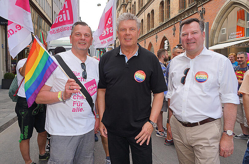 V.li. Stadtrat und CSD Organisator Thomas Niederbühl, Münchens Oberbürgermeister Dieter Reiter (Mitte) und CSU-Bürgermeister Josef Schmid (rechts) mischten sich unters Volk.