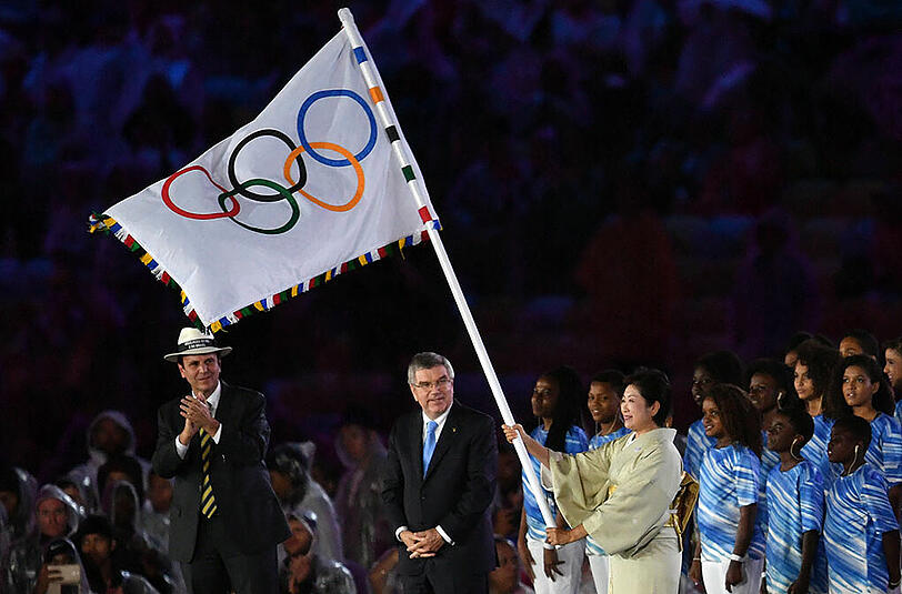 Die Bilder der knallbunten und komplett verregneten Abschlussfeier der olympischen Spiele von Rio.