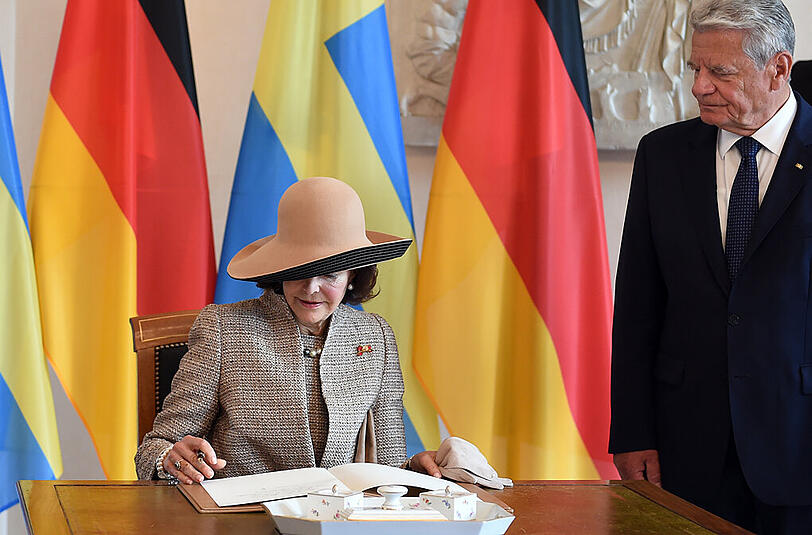 Bundespräsident Joachim Gauck steht neben Königin Silvia.