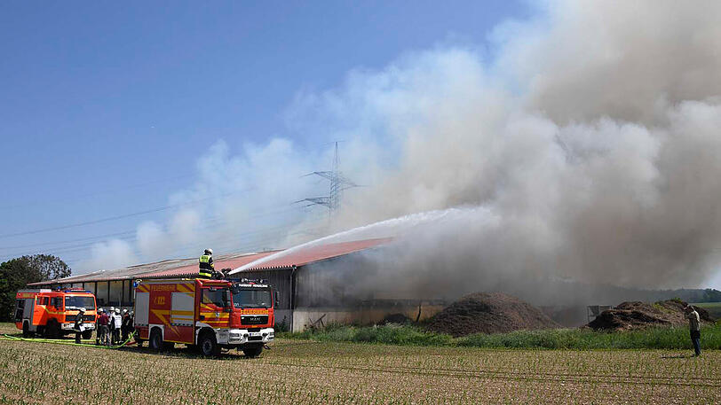 Die Lagerhalle einer Kompostieranlage in Hergolding (Gemeinde Vaterstetten) ist niedergebrannt.
