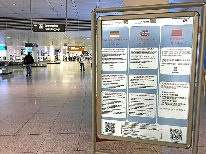 Plakat am Flughafen.