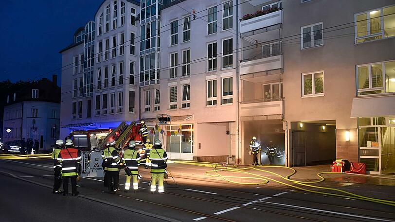 Die Feuerwehr konnte den brennenden Audi in der Tiefgarage löschen.