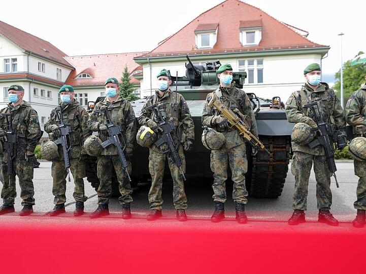 Soldaten der Panzergrenadierbrigade 37 vor einem Schützenpanzer "Marder".