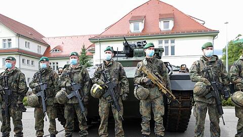 Soldaten der Panzergrenadierbrigade 37 vor einem Schützenpanzer "Marder".