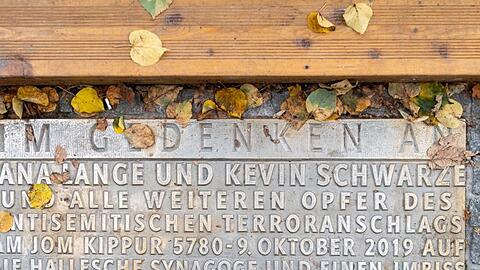 Eine Gedenktafel erinnert an die Opfer des rechten Attentats von 2019: eine 40 Jahre alte Frau und einen 20-jährigen Mann.