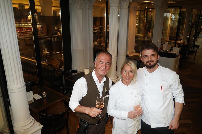 Laden zur Ess-Klasse ins Café Luitpold ein: Oberkellner Muhamed Krasniqi, Sous-Chefin Lilly Baron und Chef-Tournant Marsel Shabani (von links).