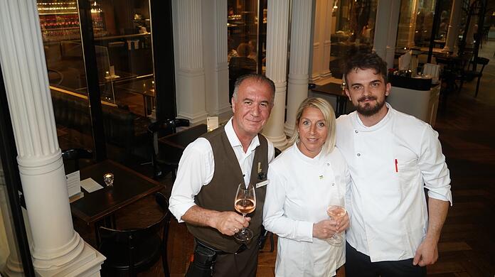 Laden zur Ess-Klasse ins Café Luitpold ein: Oberkellner Muhamed Krasniqi, Sous-Chefin Lilly Baron und Chef-Tournant Marsel Shabani (von links).