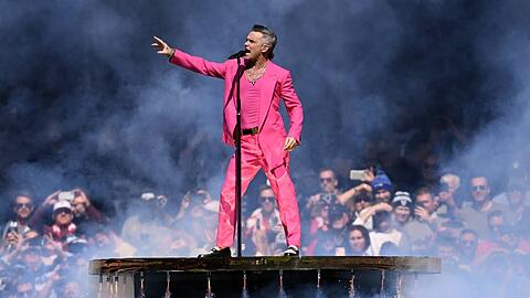 Robbie Williams machte in seinem knallpinken Anzug eine gute Figur auf der Bühne.