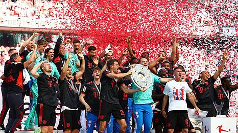 Die Schale fest im Griff: Die Stars des FC Bayern um Thomas Müller und Manuel Neuer.