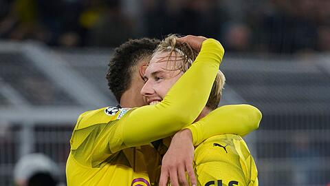 Julian Brandt (r) lässt sich nach seinem Tor zum 2:0 von Felix Nmecha feiern.
