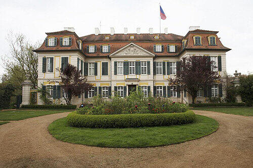 Die romantische Nachbarschaft des geplanten Groß-Projekts: das Schloss Dennenlohe.