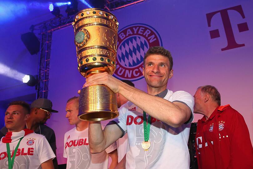 Thomas Müller mit dem DFB-Pokal nach dem Double 2016.