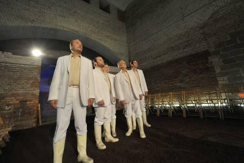 Weiße Gestalten der Erinnerung: Stefan Lorch (li.), Thomas L. Dietz, Heimo Essl, Jochen Kuhl und Jan Ole Sroka in der Inszenierung von &bdquo;Die Ermittlung&ldquo; im Inneren der Kongresshallen-Ruine.