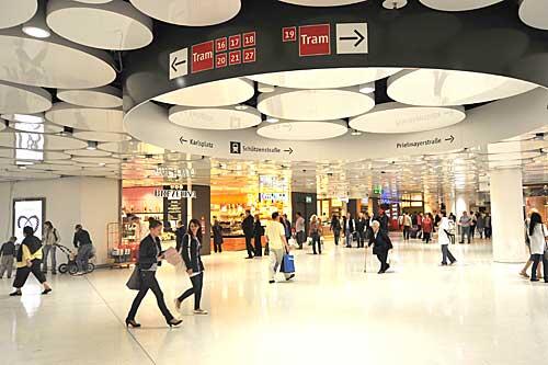 Oben der Plan, unten die Realität: Das Karls-Rondell in der Mitte, von da aus gehen die drei Passage weg.
