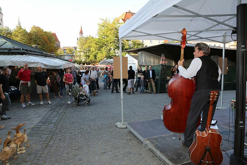 Am Viktualienmarkt ging es gediegener zu - aber dafür nicht weniger unterhaltsam: Ein Streich-Quartett versüßt den Shopping-Gästen den Abend.