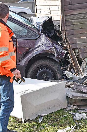 Bilder vom Unfall auf der A9: An der Ausfahrt Fröttmanning raste ein Mann mit seinem Wagen in ein Technikgebäude, welches für das Verkehrsleitsystem auf der Autobahn zuständig ist.