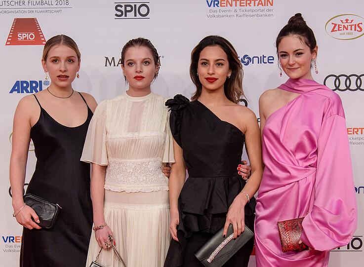 Die Schauspielerinnen Anna Lena Klenke (l-r), Jella Haase, Gizem Emre und Lea van Acken
