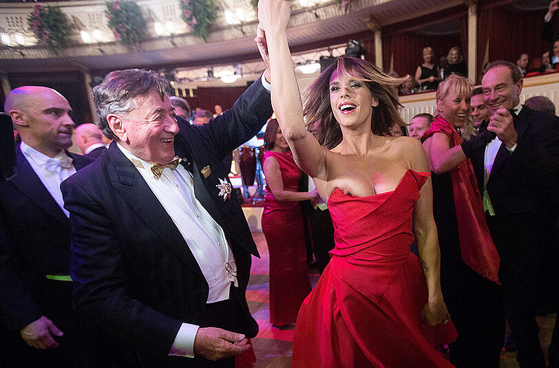 Elisabetta Canalis tanzte etwas zu wild beim Wiener Opernball 2015.