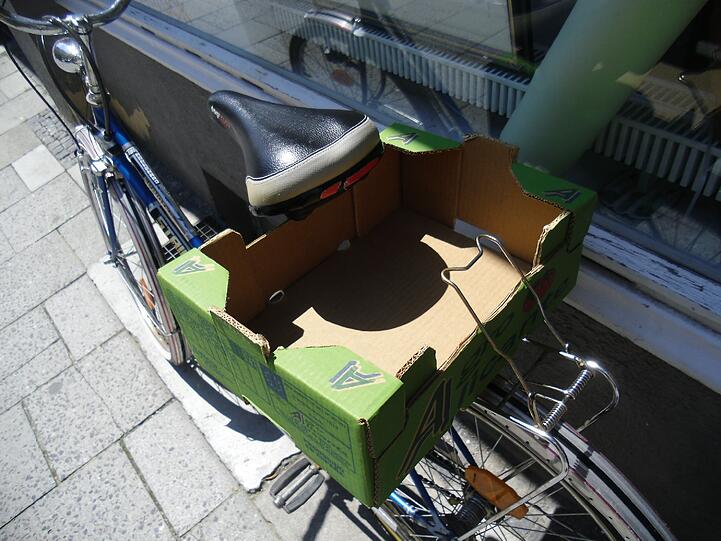 Ein Fahrradfahrer aus der Maxvorstadt wusste sich mit einem Karton zu helfen.