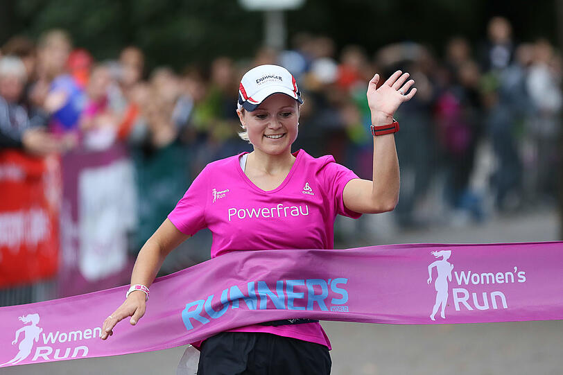 Michaele Herblbauer läuft nach 8 Kilometern ins Ziel ein.