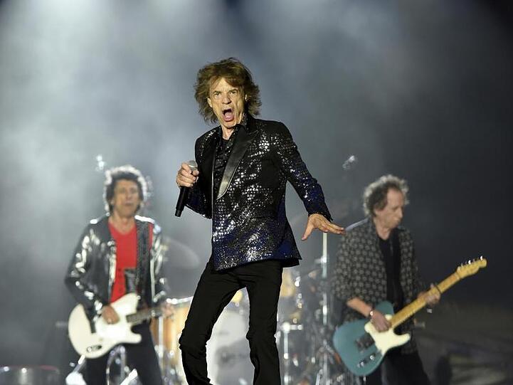 Mick Jagger (m.) flankiert von den Bandkollegen Ronnie Wood (l) und Keith Richard, bei eienm Konzert 2019 in Jacksonville.