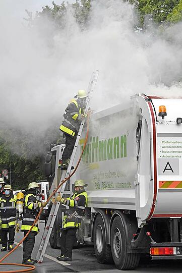 Die Flammen breiteten sich im Ladegut so rasch aus, dass es der Feuerwehr nicht mehr gelang, den Brand von außen über den Ladetrichter unter Kontrolle zu bringen.