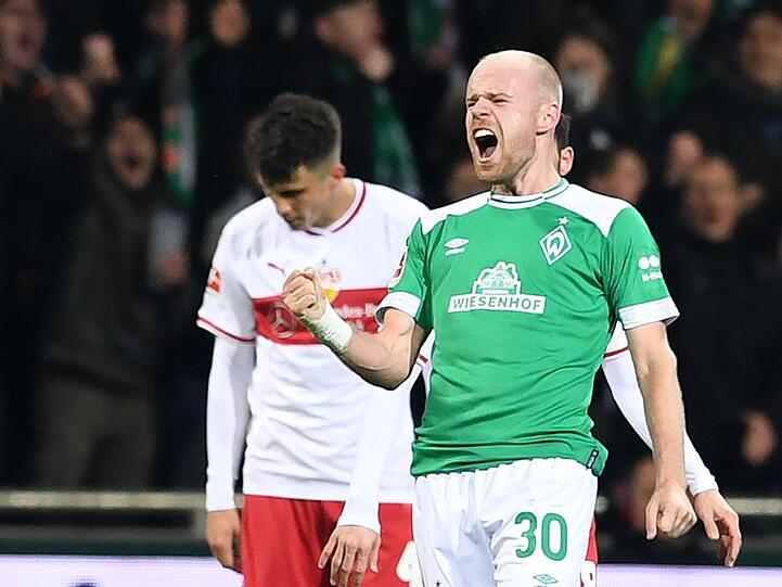 Werders Davy Klaassen jubelt über sein Tor zum 1:1. Im Hintergrund lässt Stuttgarts Marc-Oliver Kempf den Kopf hängen.