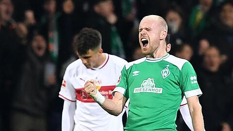 Werders Davy Klaassen jubelt über sein Tor zum 1:1. Im Hintergrund lässt Stuttgarts Marc-Oliver Kempf den Kopf hängen.
