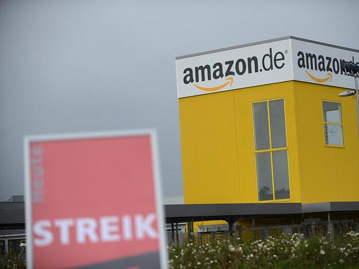 Ein Streikplakat steht vor dem Logistik-Zentrum des Internet-Versandhändlers Amazon in Bad Hersfeld. Foto: Uwe Zucchi/dpa/Archivbild
