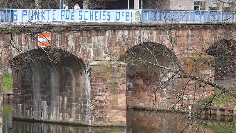 "6 Punkte adé - scheiß DFB!", steht auf einem Spruchband an der Alten Brücke in Saarbrücken. "6 Punkte adé - scheiß DFB!", steht auf einem Spruchband an der Alten Brücke in Saarbrücken.