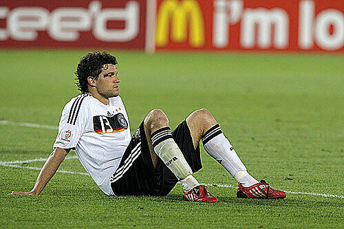 Wieder einmal sitzt er am Boden und muss zusehen, wie andere den Pokal entgegennehmen: Michael Ballack