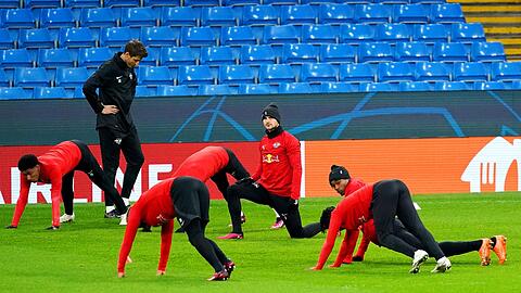 Der Leipziger Timo Werner (M.) beim Abschlusstraining in Manchester.