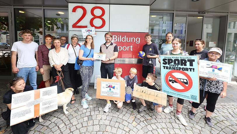 Mit der Petition wenden sich die Eltern des Pestalozzi-Gymnasium an das Schulreferat. Die über 1.200 Unterschriften nimmt Sportreferent Florian Kraus (Grüne, Mitte) entgegen.