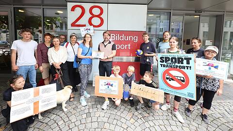 Mit der Petition wenden sich die Eltern des Pestalozzi-Gymnasium an das Schulreferat. Die über 1.200 Unterschriften nimmt Sportreferent Florian Kraus (Grüne, Mitte) entgegen.