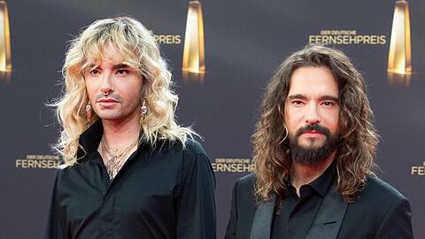 Im schwarzen Partnerlook kamen Bill (l.) und Tom Kaulitz zum Deutschen Fernsehpreis in Köln und konnten es gar nicht fassen, dass sie die Auszeichnung wirklich erhielten.
