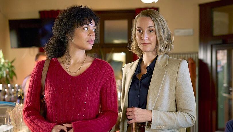"Die Heiland - Der blaue Stuhl": Romy Heiland (Christina Athenstädt, r.) lernt ihre Schwester Serafina (Jane Chirwa, l.) kennen, von deren Existenz sie bisher nichts wusste.