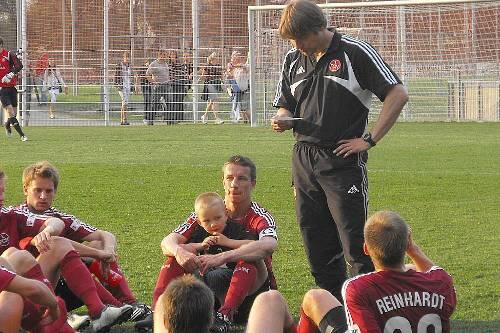 Familien-Idyll in der Halbzeitpause des Testspiels gegen Feucht: Marek Mintal lauscht der Ansprache  von Trainer Michael Oenning mit Sohn Jakub (4) auf dem Schoß (Mitte).